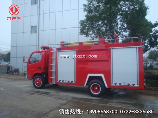 東風(fēng)水罐消防車(chē)側(cè)面